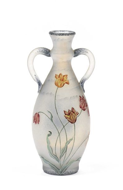 DAUM Nancy Elégant vase à panse ovoïde en verre multicouche dit clair de lune à décor...