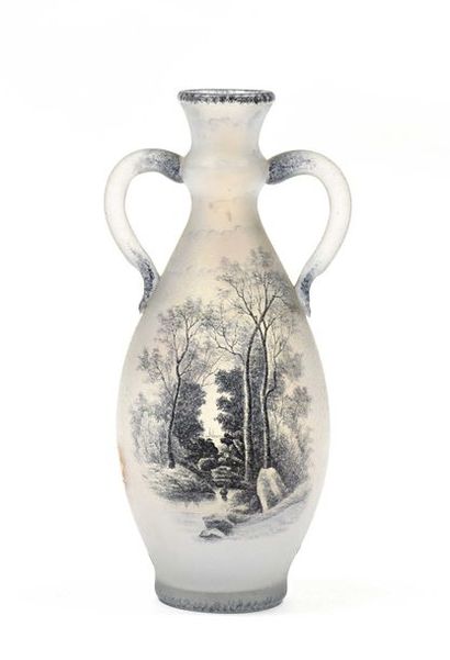 DAUM Nancy Elégant vase à panse ovoïde en verre multicouche dit clair de lune à décor...