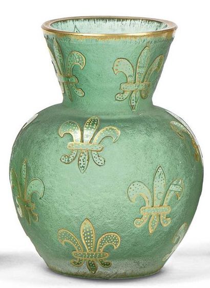 DAUM Nancy Petit vase renflé à col évasé en verre multicouche vert Nil à décor gravé...