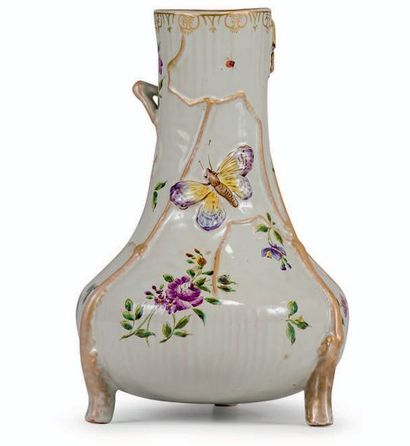 Émile GALLÉ (1846-1904) 
Vase en porcelaine à corps balustre et piètement tripode...