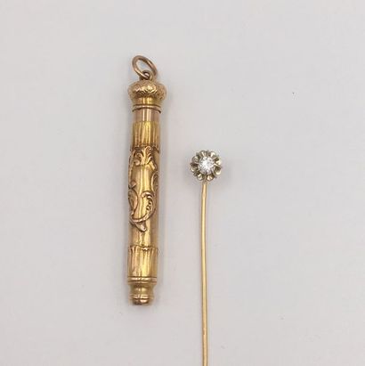 null Yellow gold lot (750 thousandths) comprising:
- a lead holder with scroll patterns.
Length:...