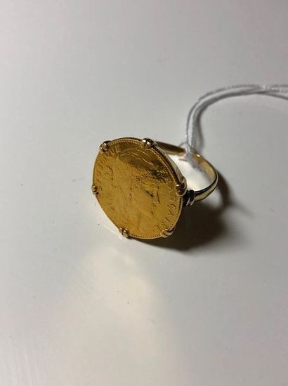 null Bague en or jaune 18K (750) ornée d'une pièce de 10 francs (usure).
Tour de...