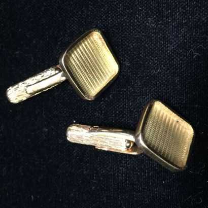 null Pair of square cufflinks with guilloche pattern background in 18k(750) yellow...