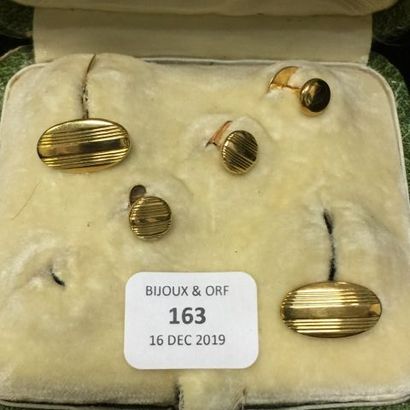 null Set of matching cufflinks and breastplates in 18k(750) yellow gold.
Weight:...