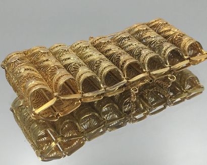 null Bracelet «manchette» en or jaune (750 millièmes) articulé, à seize motifs bombés...