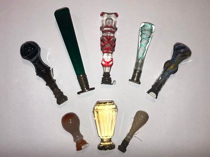 null Lot composé de huit cachets, en verre rouge, incolore ou vert, en agate noire,...