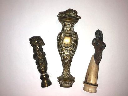 Lot composé de trois cachets en bronze, corne...