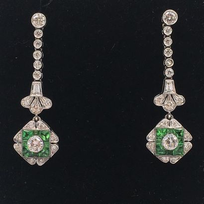 null Pair of earrings in white gold (750 thousandths) set with brilliant-cut diamonds...