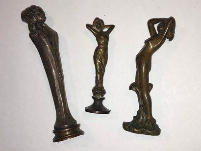 null Lot composé de trois cachets en bronze représentant chacun une femme.
(acc....