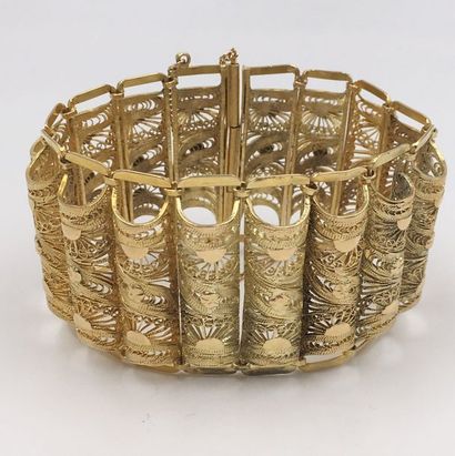 null "Cuff" bracelet in yellow gold (750 thousandths) articulated, with sixteen filigree...