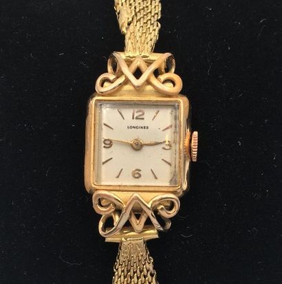 LONGINES Bracelet montre de dame carrée en or jaune (750 millièmes). Attaches «volutes»...