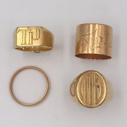 null Yellow gold lot (750 thousandths) including:
- two monogrammed ring rings.
Fingers:...