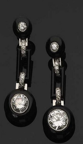 null Pair of 18K (750) white gold earrings each adorned with a brilliant-cut diamond...