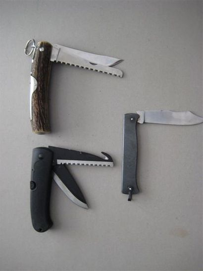 null Lot de 3 couteaux pliants : JM à deux lames et tire-bouchon ; à deux lames ;...