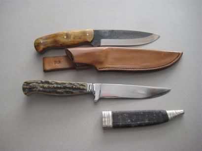 null Lot de 2 couteaux de chasse : EB. Manche à plaquettes de bois. Lame en fer forgé,...