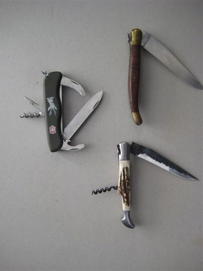 null Lot de 3 couteaux pliants : Victorinox multi-lames ; Laguiole à lame et tire-bouchon...