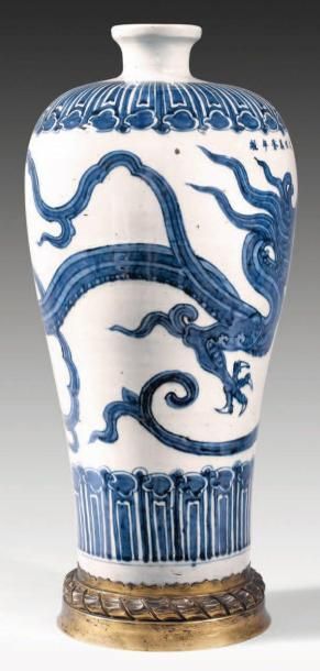 null Important vase meiping en porcelaine blanche décoré, en bleu sous couverte,...