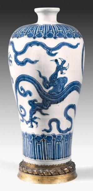 null Important vase meiping en porcelaine blanche décoré, en bleu sous couverte,...