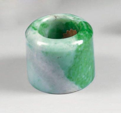 null Bague d'archer en jade blanc, vert clair et vert pomme. Haut. : 2,9 cm.