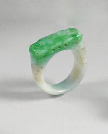 null Petite bague en jade vert clair et vert pomme.