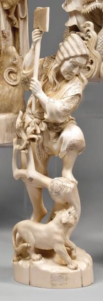 null Okimono en ivoire : personnage debout le pied gauche sur un tronc menaçant un...
