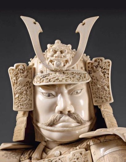  Très important okimono en ivoire très finement ciselé et sculpté représentant Minamoto...