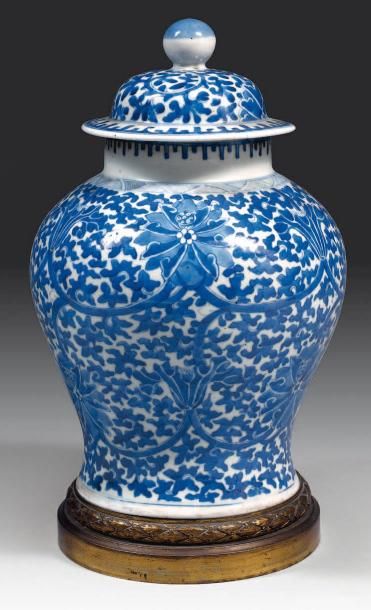 null Vase balustre couvert en porcelaine décoré de rinceaux fleuris bleus. Époque...