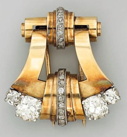 null Clip de corsage en or jaune et platine formé d'un anneau trapézoïdal à doucine,...
