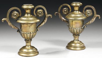 Paire de vases Médicis en bronze, à deux...