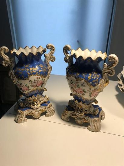 null Paire de vases sur socle en porcelaine de Paris à décor polychrome de fleurs...