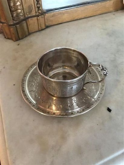 null Une tasse et sa soucoupe en argent
Poids : 113 grs