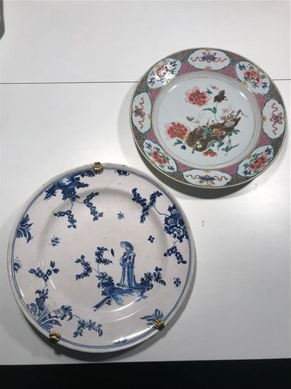 null Une assiette en porcelaine dans le goût de la famille rose, le centre à composition...