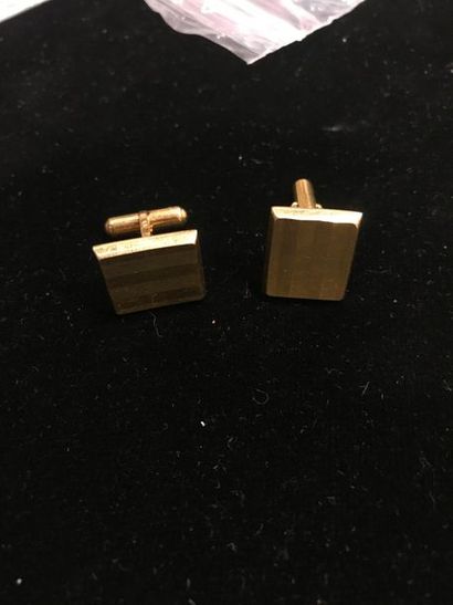 null Pair of 750/1000e gold rectangular cufflinks with amati
stripes Weight : 8.9...