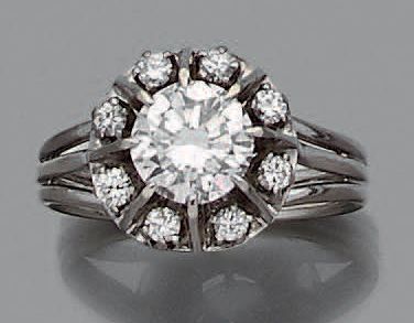 null RING in white gold (750 thousandths) set with a diamond, surrounded by eight...