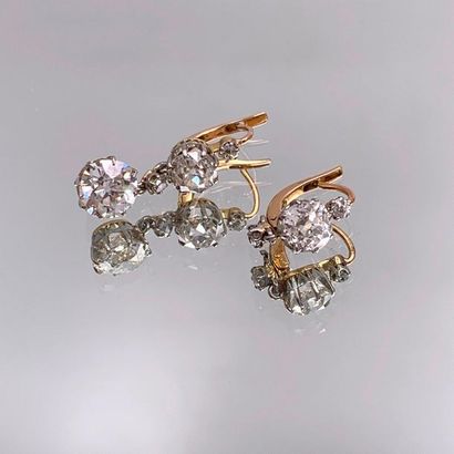 null Pair of "sleeping" EARRINGS in platinum (950 thousandths) and yellow gold (750...