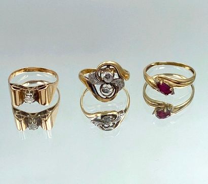 null Three RINGS in yellow and pink gold (750 thousandths) set with brilliant-cut...