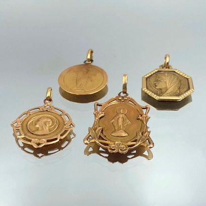 null Four religious MEDALS in yellow gold (750 thousandths) openwork, chased and...