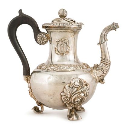 null Quadripod teapot and its hinged lid, in silver (950 thousandths) with motifs...