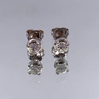 null Pair of EAR CLOUSES in white gold (750 thousandths) set with a brilliant-cut...