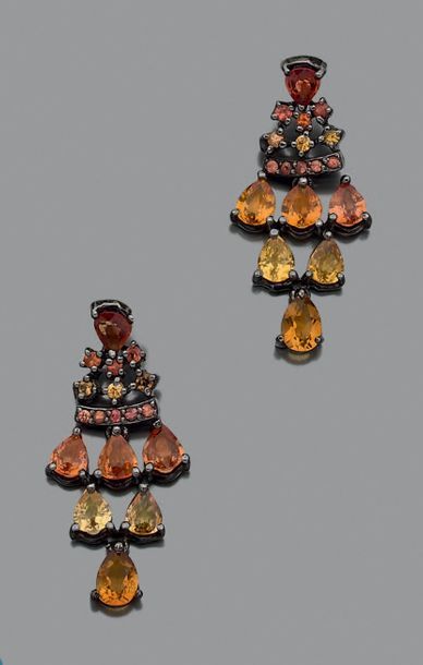 null Pair of EARRINGS PENDANTS in yellow gold (750 thousandths) and blackened silver...