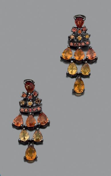 null Paire de PENDANTS d'OREILLES en or jaune (750 millièmes) et argent noirci (925...