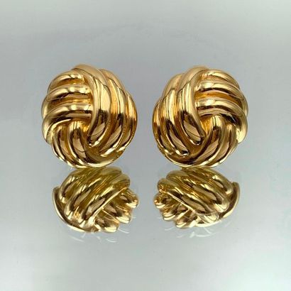 null Pair of EAR CLIPS in yellow gold (750 thousandths) domed and gadrooned.
French...