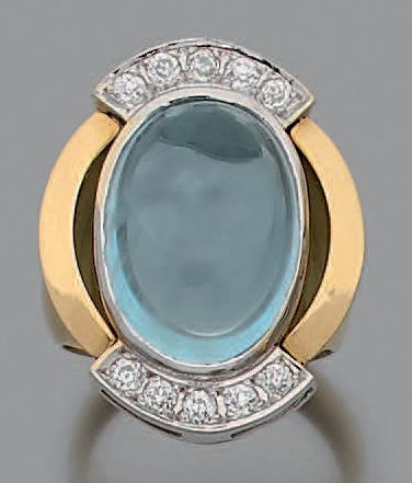 null Oval ring in yellow and white gold (750 thousandths) set with a cabochon aquamarine,...