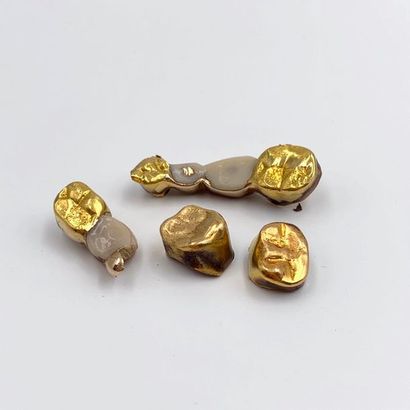 null LOT in yellow gold (750 thousandths) comprising:
- a chiselled BROCH. Shocks...