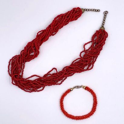 null LOT in metal comprising:
- a NECKLACE made up of sixteen rows of coral beads....