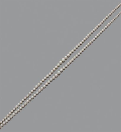NECKLACE double row of white cultured pearls,...