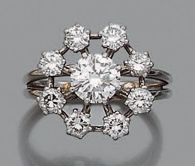 null BAGUE «marguerite» en platine (950 millièmes) et or gris (750 millièmes) ajouré,...