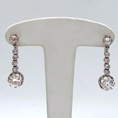 null Pair of "sleeping" EARRINGS in platinum (950 thousandths) and white gold (750...