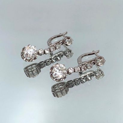 null Pair of "sleeping" EARRINGS in platinum (950 thousandths) and white gold (750...