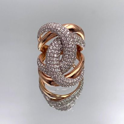 null Stylized" ring in pink gold (750 thousandths) openworked with a double "C" motif,...
